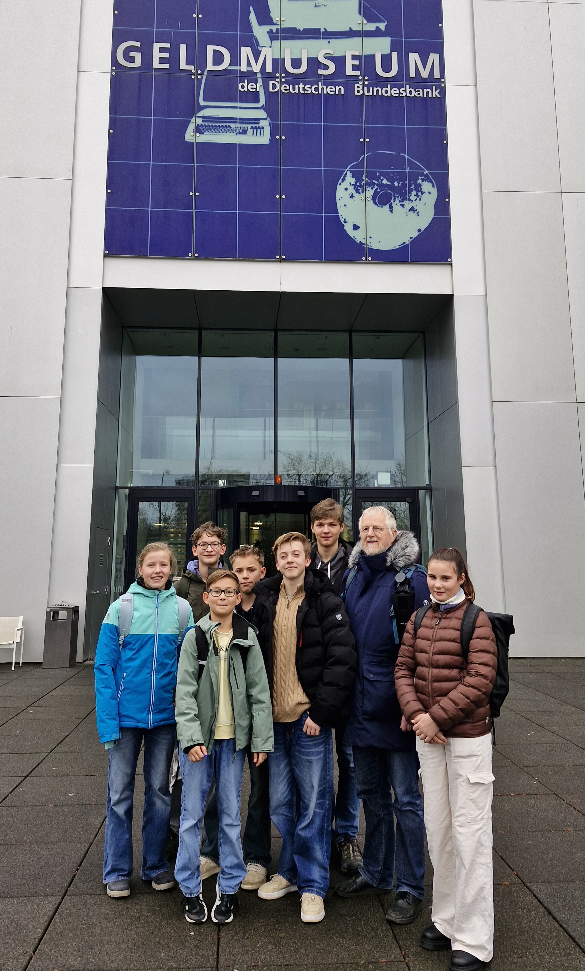 Teilnehmer vor dem Museumseingang