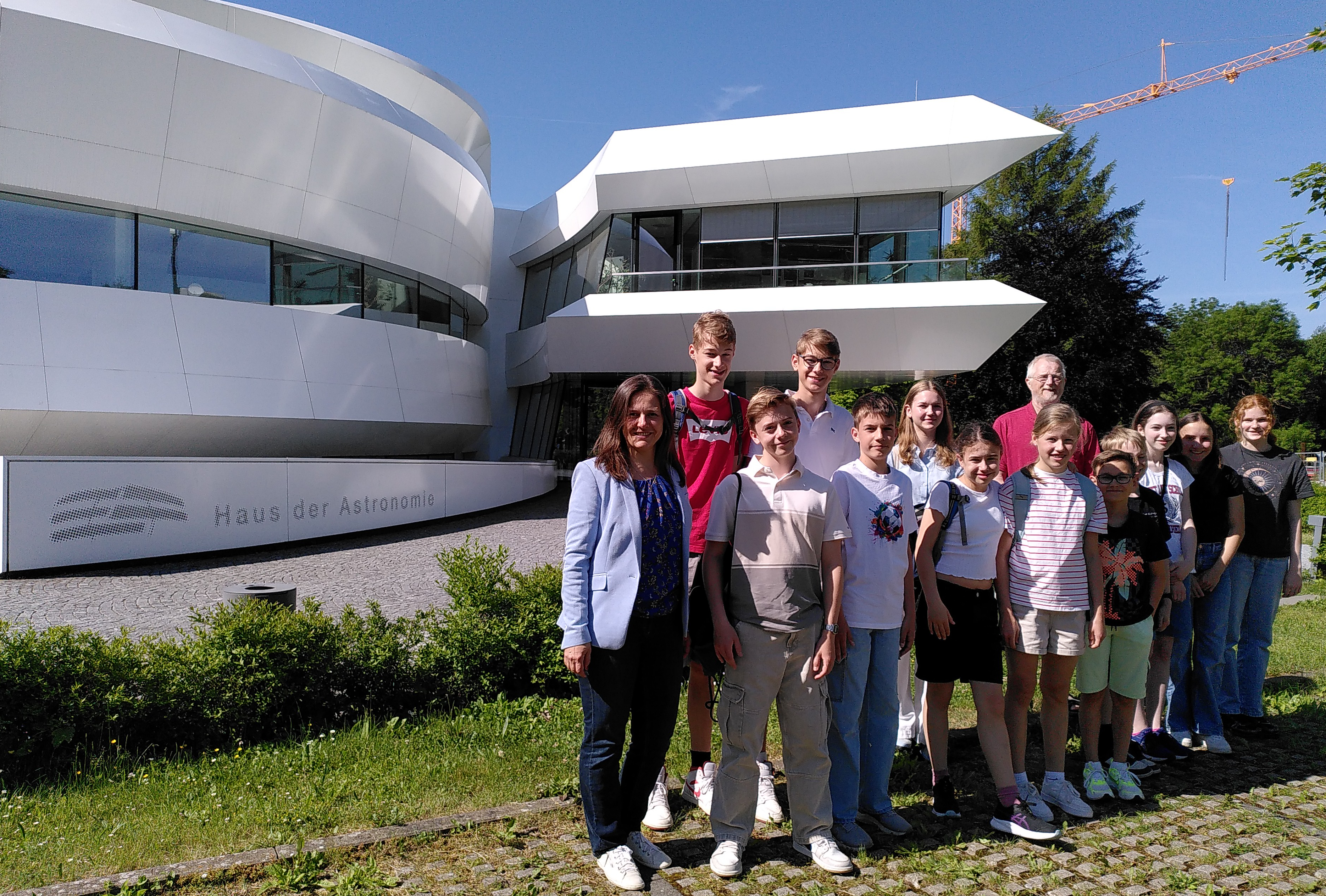 Die Besuchergruppe der Lioba vor dem eindrucksvollen Haus der Astronomie, das die Form einer Spiralgalaxie hat.